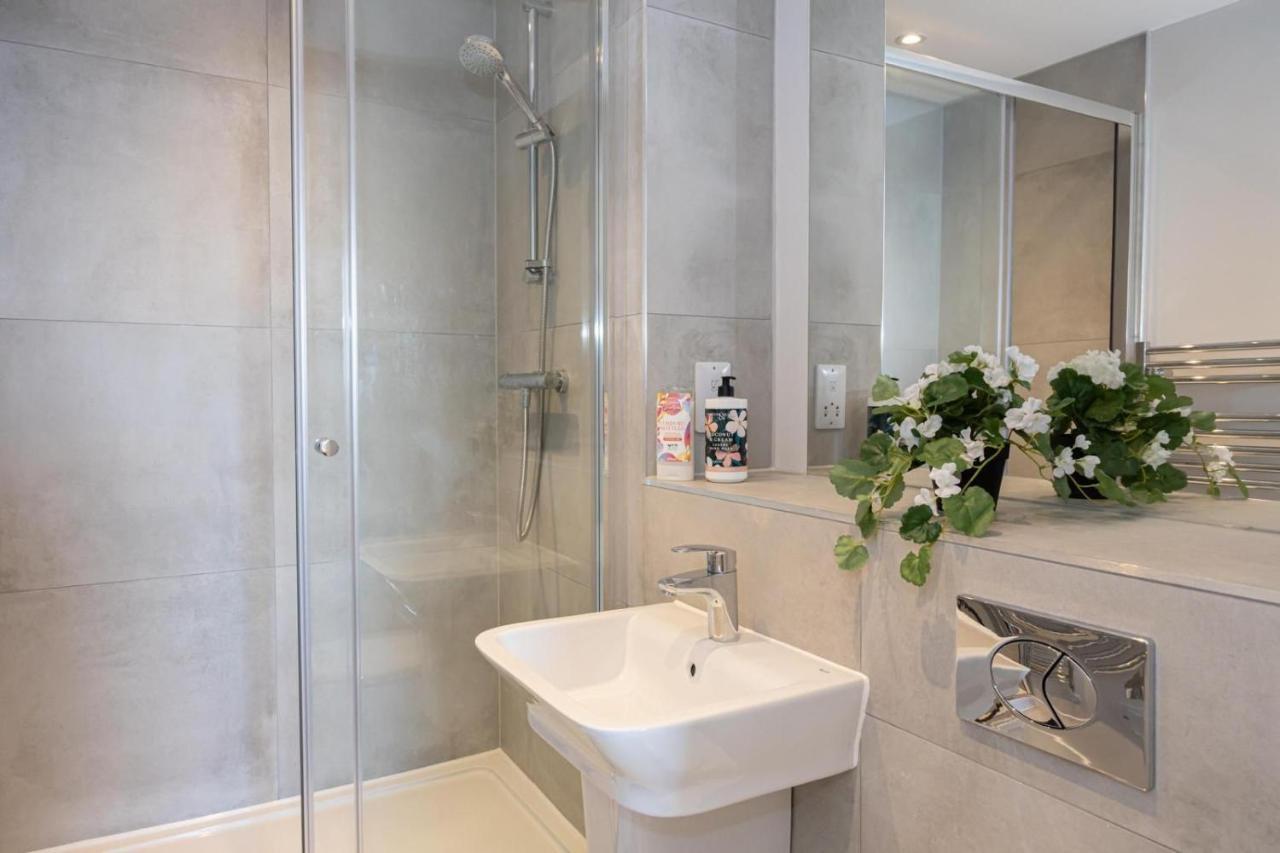 Contemporary 3 Bedrooms Apartment Manchester City Exterior photo